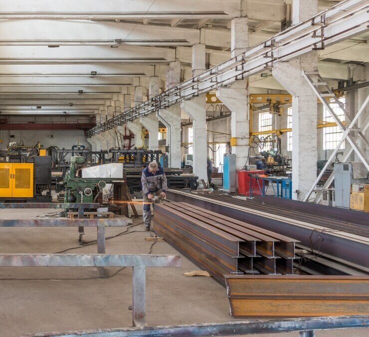 Kenapa Pabrik Aluminium di Surabaya Jadi Pilihan Kontraktor Profesional?