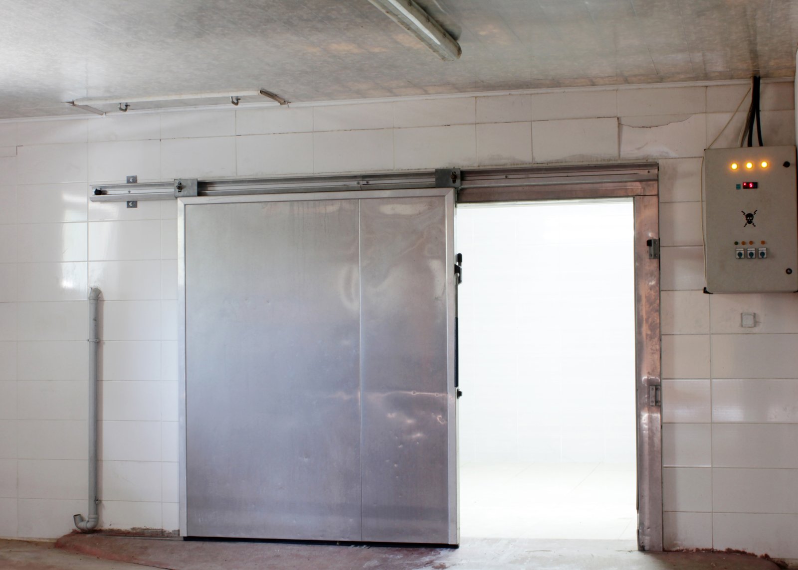 Contoh Gambar Pintu Aluminiu Pabrik Atau Gudang