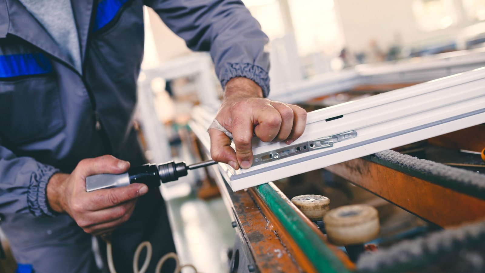 Cara Perbaiki Partisi Aluminium Yang Goyang: Tips Maintenance Gedung Perkantoran 6 Cara Perbaiki Partisi Aluminium Yang Goyang, Tips Maintenance Gedung Perkantoran