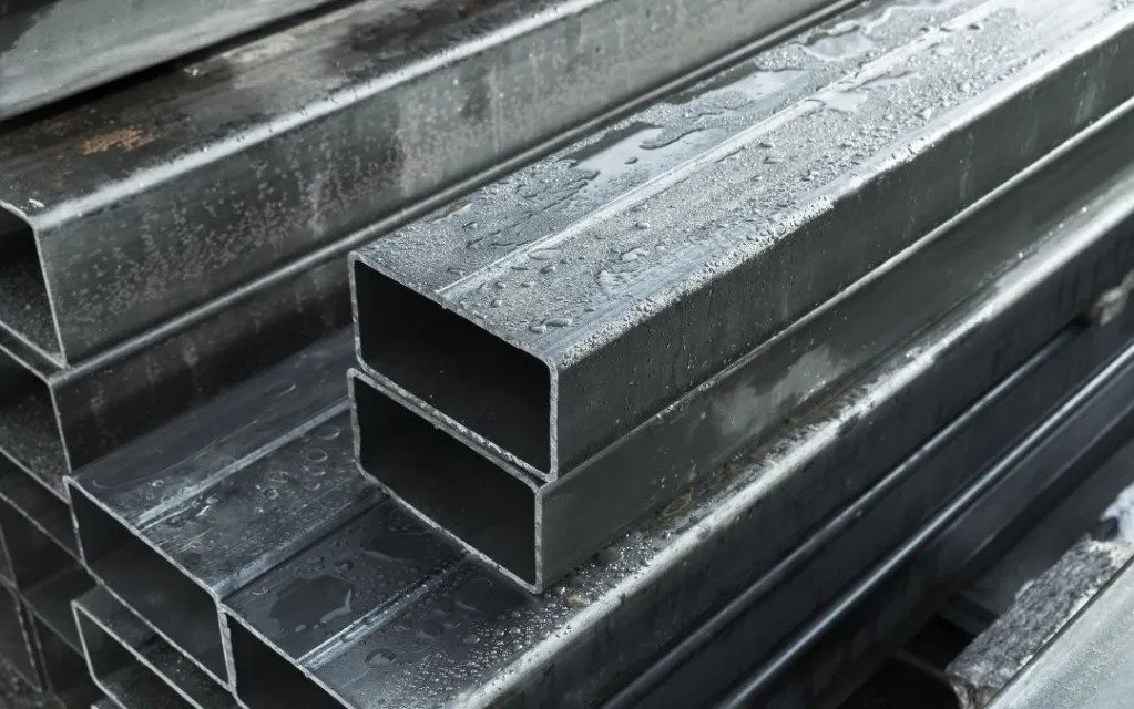 Aluminium Hotel Untuk Area Pesisir: Mengapa Lapisan Anodize Tebal Sangat Diperlukan?