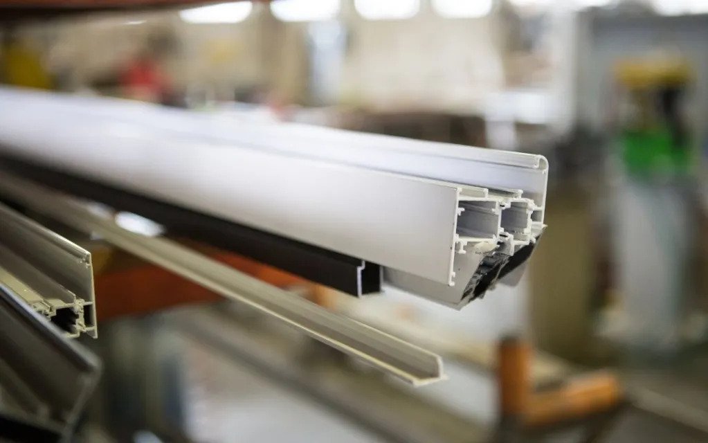Panduan Memilih Ketebalan Lapisan Aluminium Anodize (Micron Rating) Untuk Area Eksterior