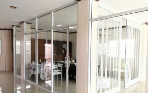 Jaya Abadi Sinar Alumindo Hadir Sebagai Pabrik Partisi Aluminium Profile Untuk Industri B2B