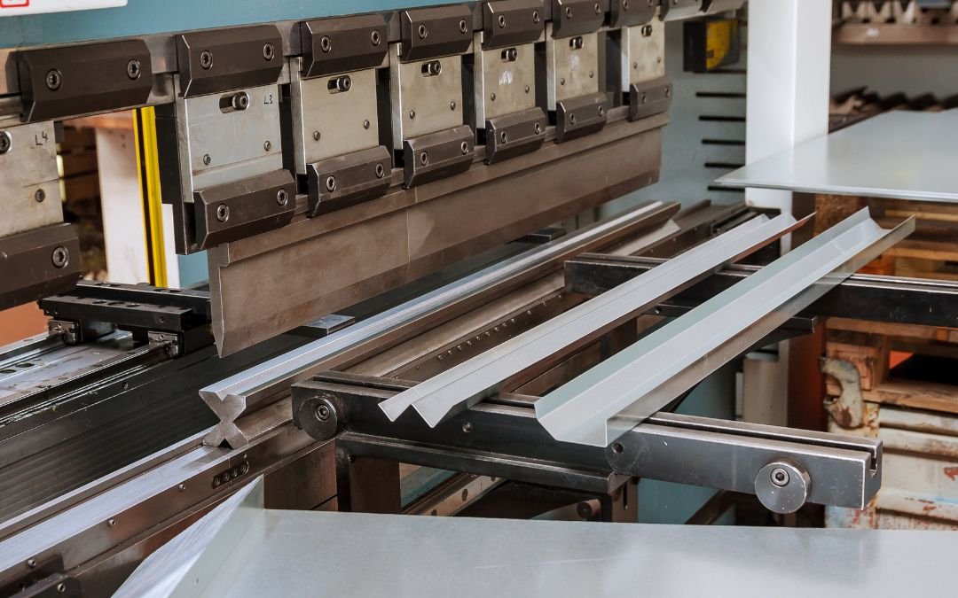Custom Aluminium Furniture Dari Profil Mill Finish, Ilustrasi Pembentukan Profil Aluminium Di Mesin Press Brake
