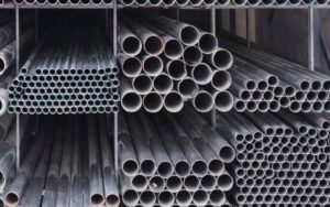 Tumpukan Pipa Bulat Di Rak Gudang Sebagai Ilustrasi Custom Aluminium Profile Pipa 19-25 Mm Untuk Kaki Kursi Lipat