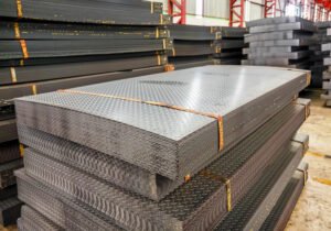 Tumpukan Lembaran Plat Logam Bermotif Di Gudang Sebagai Ilustrasi Artikel Custom Aluminium Profile Plat Strip 5 Cm Tebal 5 Mm