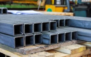 Tumpukan Hollow Kotak Di Atas Palet Kayu Sebagai Ilustrasi Custom Hollow Aluminium 2X2 Cm Untuk Kerajinan Dan Rangka Ringan