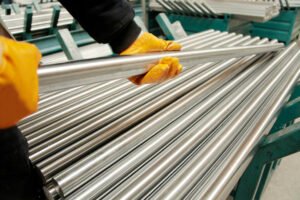 Pekerja Memegang Pipa Logam Bulat Di Rak Gudang Sebagai Ilustrasi Pipa Aluminium Untuk Custom Rak Piring Polos Dan Dekoratif